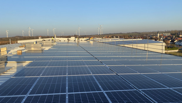 Rund 2.000 Solarmodule wurden auf dem Dach des Unternehmens angebracht.&nbsp;