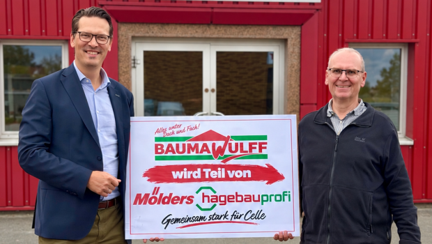 Felix Mölders (l.), geschäftsführender Gesellschafter der Mölders-Gruppe, und Thorsten Wulff vor dem Standort von Bauma Wulff in Celle. Die Mölders.Gruppe übernimmt den Baustofffachhandel zum 1. Januar 2027