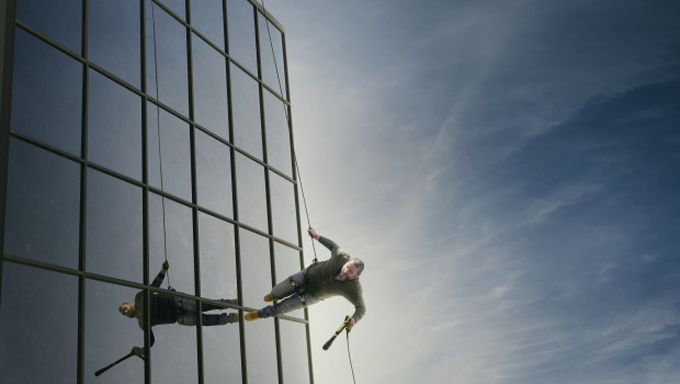 In den Kärcher-Spots werden Anspielungen auf Kultszenen aus den “Mission: Impossible”-Filmen gemacht wie beispielsweise diese Szene aus dem TV-Spot für unseren Hochdruckreiniger.