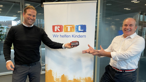 Julian Bohry, Marketingleiter Einhell Germany AG (l.), und Wolfram Kons, Moderator des RTL-Spendenmarathon und Gesamt-Leiter Charity bei RTL, freuen sich über die Zusammenarbeit. Julian Bohry, Marketingleiter Einhell Germany AG (l.), und Wolfram Kons, Moderator des RTL-Spendenmarathon und Gesamt-Leiter Charity bei RTL, freuen sich über die Zusammenarbeit.