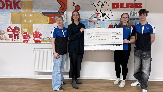 Spendenübergabe an die DLRG-Jugend: (v. l. n. r.) Sandra Dornhegge und Milena Wenzel (JWO) übergeben den Spendenscheck an Louisa Hölscher und Bruno Dornheggge (DLRG).