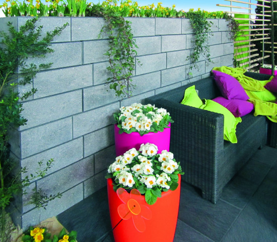 Der preisgekrönte Stein Tosa hebt sich durch sein modernes Design ab. Er orientiert sich am Trend zu mit großformatigen Platten gestalteten Terrassen.