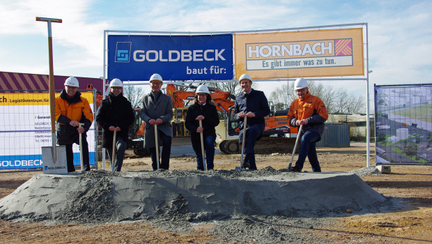 Fleißig beim Spatenstich für das zweite Hornbach-Logistikzentrum in Essingen (v. l.): Hornbach-Projektleiter Rainer Pillin, Goldbeck-Niederlassungsleiter Dominik Stumpf, Verbandsgemeindebürgermeister Axel Wassyl, Ortsbürgermeisterin Susanne Volz, Landrat Dietmar Seefeldt und Logistik-Projektleiter Jürgen Krones.&nbsp;