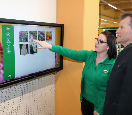 Touchscreen-Bildschirme unterstützen die Lagerhaus-Mitarbeiter in der Kundenberatung.