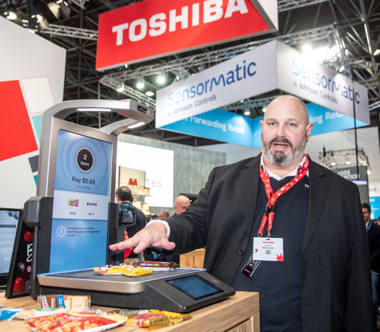 Manuel Montserrate am Self-Scanning-System von Toshiba, an dem man kontaktlos mit biometrischer Authentifizierung bezahlen kann.&nbsp;