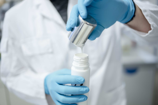 Bei der Entwicklung von konservierungsmittelfreien Farben setzt J.W. Ostendorf auf seine Cosmos-Technologie.