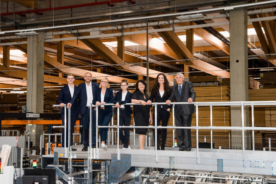 Familie Neuhofer in der neuen Produktionshalle.