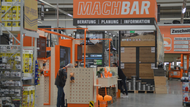 Bei der Obi Machbar, einem erweiterten Infocenter für Kunden, stehen Verkaufsmitarbeiter zur Beratung bereit. Das ist jedoch nicht überall so – auch die DIY-Branche hat mit dem Fachkräftemangel zu kämpfen.&nbsp;