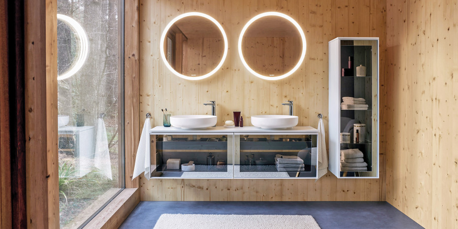 Wohnlich gestaltetes Badezimmer mit der Vitrium-­Badserie von Duravit in Weiß-matt.&nbsp;