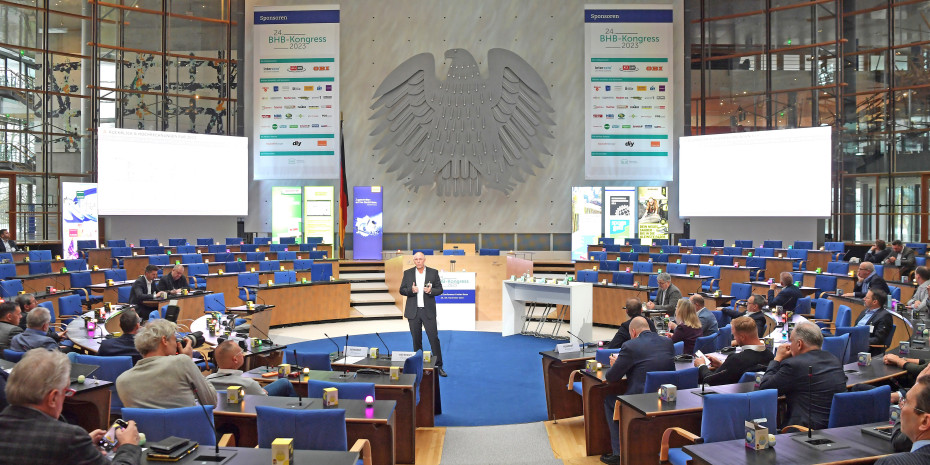 Der BHB-Kongress kann auch mal stimmungsvoll: Am zweiten Tag gab’s bunte Lichter im Plenum für eine Spendenaktion zugunsten einer Kinder-Reha.&nbsp;