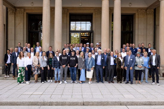 Einen ganzen Tag lang beschäftigten sich die Teilnehmerinnen und Teilnehmer mit der Frage, wie sich mehr Kunden für Tapeten begeistern lassen. Einen ganzen Tag lang beschäftigten sich die Teilnehmerinnen und Teilnehmer mit der Frage, wie sich mehr Kunden für Tapeten begeistern lassen.