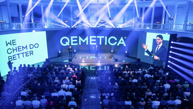 Kamil Majczak, Vorstandsvorsitzender der Ciech S.A., verkündete bei einer weltweit übertragenen Live-Veranstaltung in Warschau die Umfirmierung des Unternehmens zu Qemetica. Kamil Majczak, Vorstandsvorsitzender der Ciech S.A., verkündete bei einer weltweit übertragenen Live-Veranstaltung in Warschau die Umfirmierung des Unternehmens zu Qemetica.