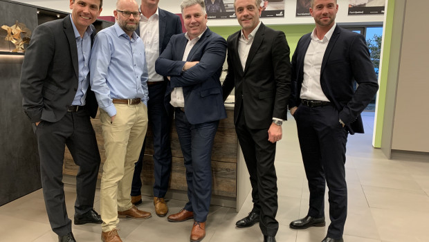 Neues Managementteam bei Hettich DIY: (v. l. n. r.) Benjamin Pawelzik, Swen Zacharias (eingetragener Geschäftsführer), Jeroen ten Broeke (4. v. l.), Guillaume Baillon (5. v. l.) und Pascal Gottert (6. v. l.).
Neues Managementteam bei Hettich DIY: (v. l. n. r.) Benjamin Pawelzik, Swen Zacharias (eingetragener Geschäftsführer), Jeroen ten Broeke (4. v. l.), Guillaume Baillon (5. v. l.) und Pascal Gottert (6. v. l.).