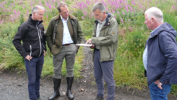 Jörg Lindemann (von links) erkundigte sich bei Jörg Ludwig Jordan, Elmar Wulf und Josef Mitterfellner (Vorsteher der Waldgenossenschaft) nach dem Stand der Pflanzarbeiten.&nbsp;