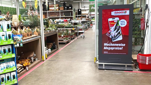 Mit der Vermarktung des Retail-Media-Angebots startet bei Toom auch der Ausbau digitaler Anzeigetafeln in den Märkten.