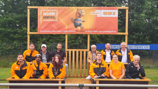 Das Team „O’Biberbau“ aus dem Projektmarkt Eschweiler hat neben ihrem Strategieprojekt den Bau einer Tribüne für die Ultras des lokalen Fußballvereins tatkräftig unterstützt. Ultras? Das war in diesem Fall eine Gruppe Senioren, die gemeinsam jedes Spiel verfolgen und mit dem Wunsch auf die Obi-Auszubildenden zugekommen ist, beim Fußball bequemer zu sitzen. Das Team „O’Biberbau“ aus dem Projektmarkt Eschweiler hat neben ihrem Strategieprojekt den Bau einer Tribüne für die Ultras des lokalen Fußballvereins tatkräftig unterstützt. Ultras? Das war in diesem Fall eine Gruppe Senioren, die gemeinsam jedes Spiel verfolgen und mit dem Wunsch auf die Obi-Auszubildenden zugekommen ist, beim Fußball bequemer zu sitzen.