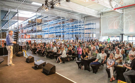 Geschäftsführer Ulrich Dähne begrüßt die Gäste, die zur Eröffnung des neuen Logistikzentrums kamen.