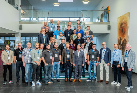 Gruppenbild mit Dame: Teilnehmer, Gastgeber und Referenten des gelungenen Expertentages. Die Resonanz war durchweg positiv.