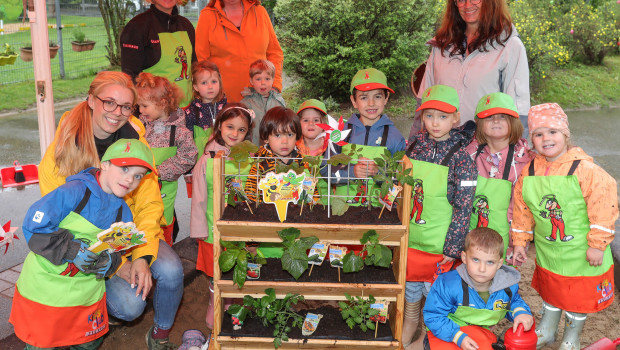 Sabrina Roozen (stellv. Geschäftsleiterin Bauhaus Köln-Kalk, vorne links) und Linda Korinth (regionale Geschäftsführerin Bauhaus West, hinten links) bepflanzten gemeinsam mit den Kindern der Kita in der Hohenfriedbergstraße die Hochbeete.