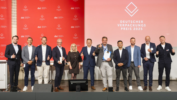Das Team rund um die Retail Box von Dachser, Wanzl, Telekom und der Logistikbude nahm den Gold Award bei der Preisverleihung des Deutschen Verpackungspreises 2025 entgegen.&nbsp;