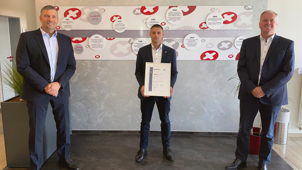 Auditor Jürgen A. Freund (von links) übergab das Zertifikat an René Humm, Beauftragter für Managementsysteme, und Geschäftsführer&nbsp;Sebastian Laus.