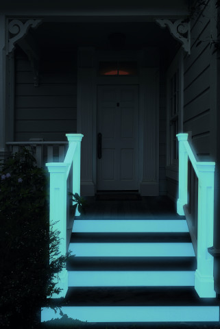 Durch die fluoreszierende Farbe, die in Naturlight enthalten ist, &nbsp;lässt sich beispielsweise ein Hauseingang auf stromsparende Weise beleuchten.