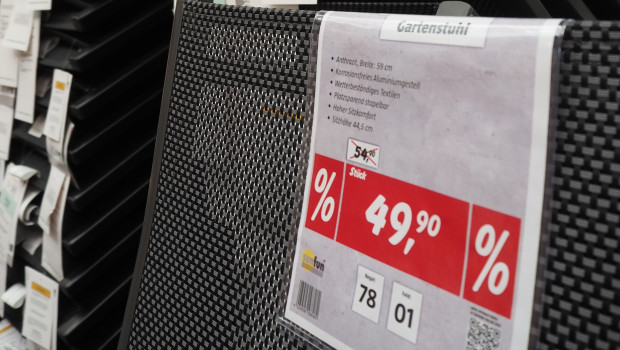 Anschaffungen tätigen und gleichzeitig sparen - für den Handel stellt sich diese Kombination im Verbraucherverhalten vor dem Hintergrund voller Läger als herausfordernd dar. Anschaffungen tätigen und gleichzeitig sparen - für den Handel stellt sich diese Kombination im Verbraucherverhalten vor dem Hintergrund voller Läger als herausfordernd dar.