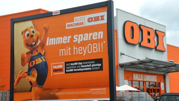 Obi wirbt für eine App "Hey Obi" unter anderem mit dauerhaften App-Rabatten.