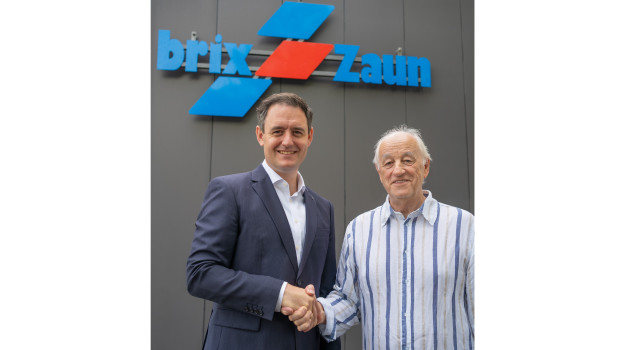 DI Maximilian Priglinger, Geschäftsführer der Priglinger Holding, und Ing. Reinhard Tiess, &nbsp;Geschäftsführer der Brix Zaun + Tor GmbH, haben die Übernahme bekannt gegeben.