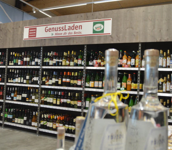 Landwirte aus der Region vermarkten ihre Produkte im Genussladen.