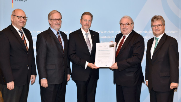 Dr. Hans-Joachim Weintz (J.W. Ostendorf) (dritter v. l.) erhält die Urkunde vom Parlamentarischen Staatssekretär beim Bundesministerium für Wirtschaft und Energie, Uwe Beckmeyer.