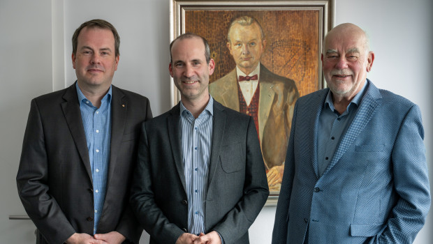 Die Karl Krüger GmbH & Co. KG - hier die Geschäftsführer Karsten Krüger, Kai Sebastian Krüger und Konrad Krüger - ist eines der neuen Gesellschafterunternehmen der Eurobaustoff.