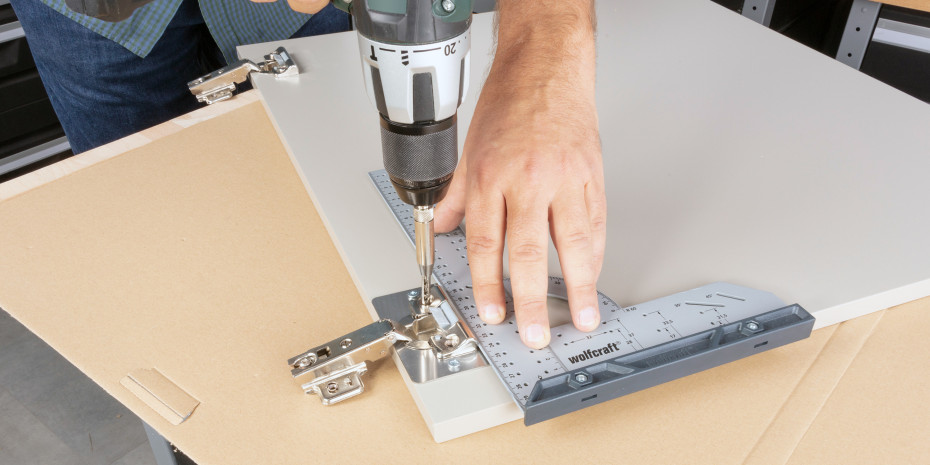 Das Paket enthält Montageplatten, einen Bohrer, Schrauben und einen Universalwinkel – kurz: alles, was man für das Reparaturprojekt benötigt.&nbsp;
