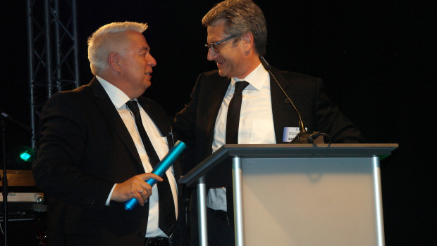 Der Bauvista-Staffelstab ist übergeben: Michael Spiess (r.) und Wolfgang Colloseus am Mittwochabend in Bad Salzuflen. Der Bauvista-Staffelstab ist übergeben: Michael Spiess (r.) und Wolfgang Colloseus am Mittwochabend in Bad Salzuflen.