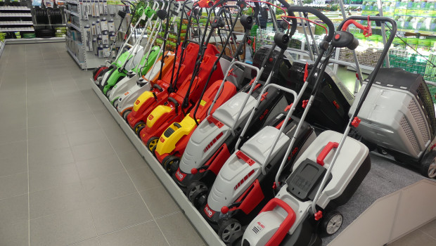 Kaputten Rasenmäher reparieren oder einen neuen kaufen? Die Wahl fällt häufig noch auf Letzteres.&nbsp;