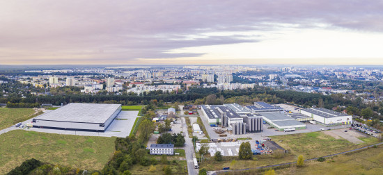 Am Firmensitz in Polen findet sich alles auf einem Gelände: Produktion, Büros, Lager und Kommissionierung – und nun auch ein Showroom.&nbsp;