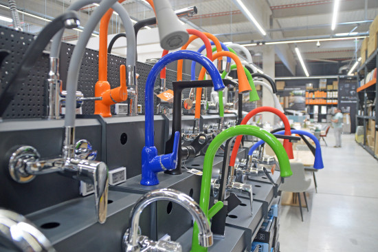 Farbige Armaturen kamen bei den Kundinnen und Kunden gut an.&nbsp;