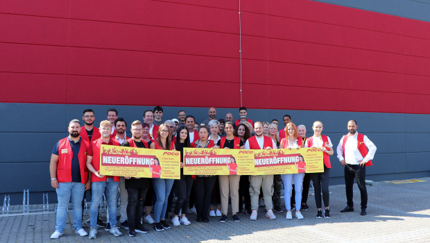 Anthrazit und Bordeauxrot statt knalligem Rot und Gelb - die Außenwand im Hintergrund gibt einen ersten Eindruck von der neuen Farbgebung des Marktes.&nbsp;