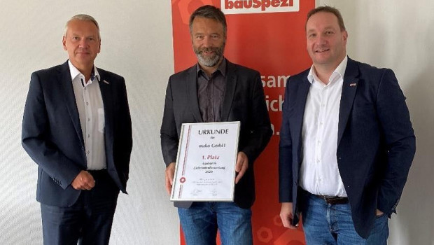 Uwe Müller, Key-Account-Manager bei Mako, nahm die Liefranteauszeichnung von Einkaufsleiter Dirk Mende und vom Marketingleiter Dr. Jochen Wesemeier von Bauspezi entgegen.&nbsp;