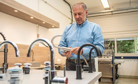 Heiko Buhle entwickelt die&nbsp;Produkte mit und prüft im Testlaborregelmäßig die Qualität.