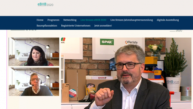 Moderator Peter Wüst im Gespräch mit Nicole Steinmetz und Mathias Gehrckens von Accenture.