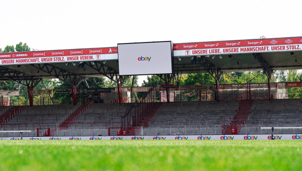 Das Ebay-Logo ist unter anderem auf den (LED-)Banden im Stadion zu sehen.&nbsp;