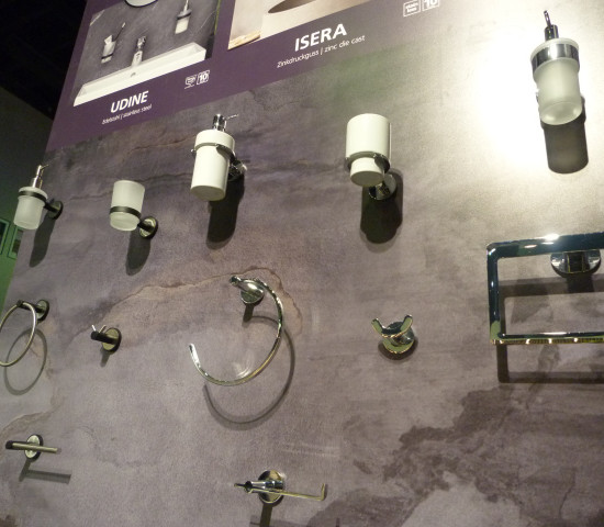 … ebenso wie die Bad-Accessoires mit UV-Lock-Technologie von Wenko …