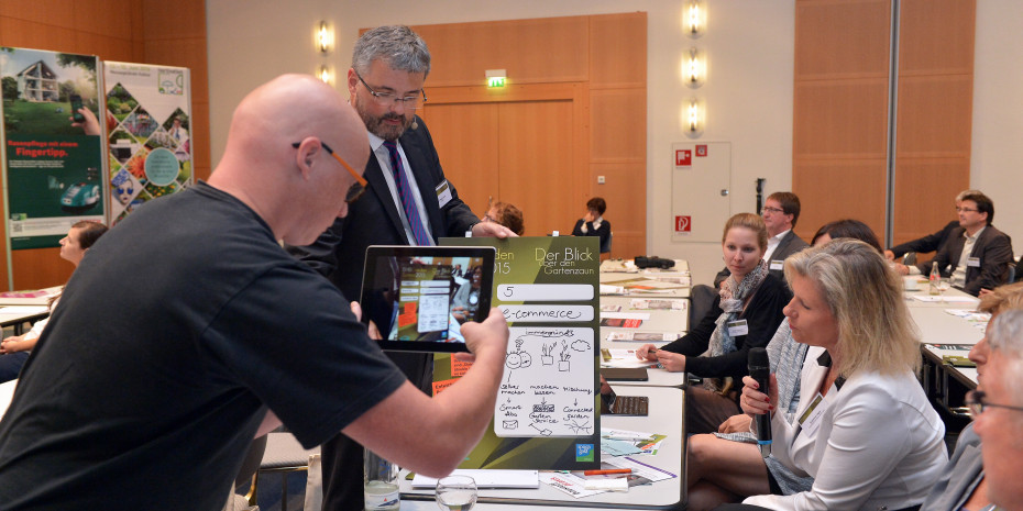 BHB-Hauptgeschäftsführer Peter Wüst moderiert, Hornbach-Vorstandsmitglied Susanne Jäger präsentiert