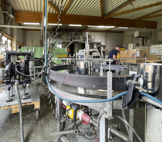 Die Doppelkopf-Abfüllmaschine arbeitet pneumatisch – ein elektrischer Vorgänger hatte sich als&nbsp;fehleranfälliger erwiesen.