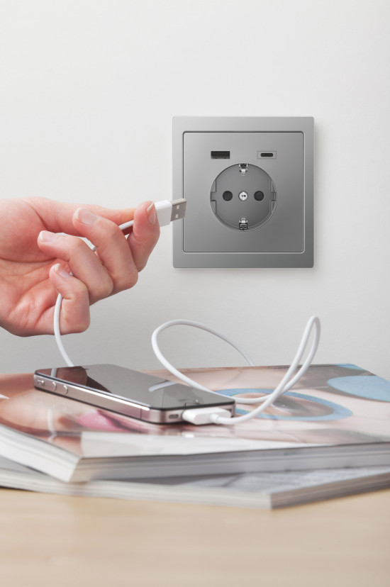 Die Schuko-Steckdose mit integriertem USB-Port macht beim Aufladen mobiler Endgeräte ein Netzteil überflüssig.&nbsp;