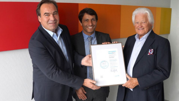 Firmengründer Dieter Schulz (r.) und Geschäftsführer Andreas Spies (l.) nahmen das Zertifikat von Nelson Rodrigues von Creditreform entgegen.