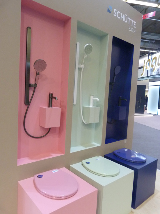 Es bleibt bunt: Schütte bietet Duschbrausen, Armaturen und WC-Sitze &nbsp;in Coral, Salbei und Indigo an. &nbsp;&nbsp;