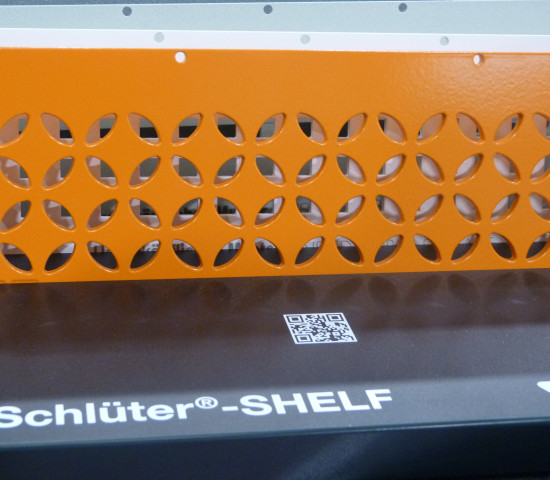 Knallig war es auch am Stand von Schlüter. Das Unternehmen kann seine Dusch-Ablagen in allen Tönen der RAL-Palette anbieten.