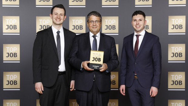 Top-Job-Schirmherr Sigmar Gabriel (M.) vergab die Auszeichnung an Axel Neum (l.), HR Manager Employer Branding & Recruiting International und&nbsp;Nicolai Lenzen, HR Manager Performance Management & Apprenticeship International von Storch-Ciret.
